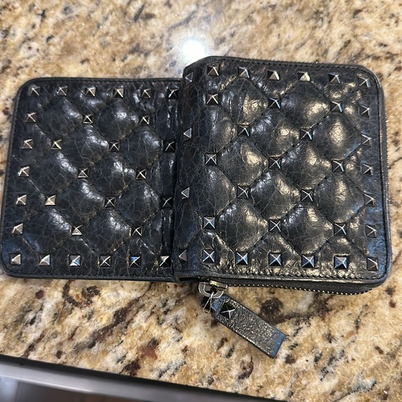 Rockstud Grainy Calfskin Cardholder With Zipper for Woman in  Valentino garavani rock stud wallet
